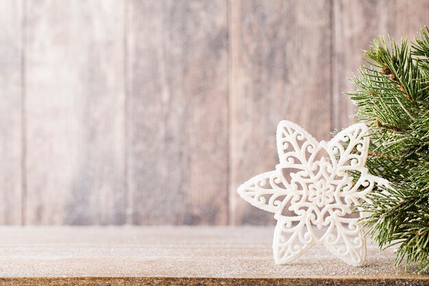 Weihnachtstannenzweig und Dekor, auf dem hölzernen Hintergrund.