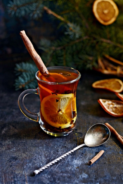 Foto weihnachtstee mit orange und gewürzen