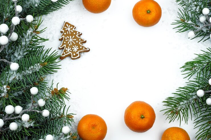 Weihnachtsthema mit Mandarinen und Tannenzweigen.
