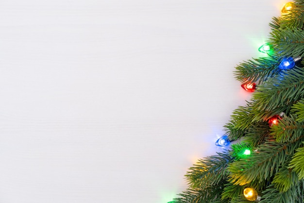Weihnachtsthema Weihnachtsbaum mit leuchtender Retro-Girlande