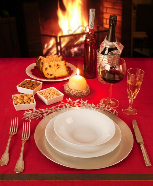 Weihnachtstisch am Kamin für eine Person.