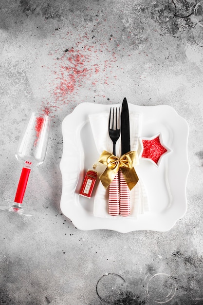 Weihnachtstisch Gedeck mit quadratischem Teller, Besteck mit festlichen Dekorationen