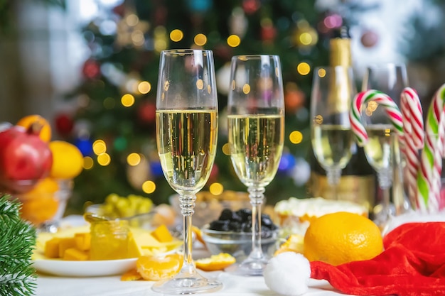 Weihnachtstisch mit Champagner und Essen