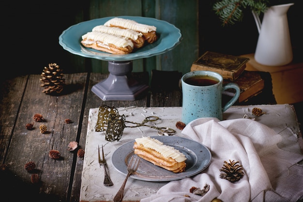 Weihnachtstisch mit Eclairs