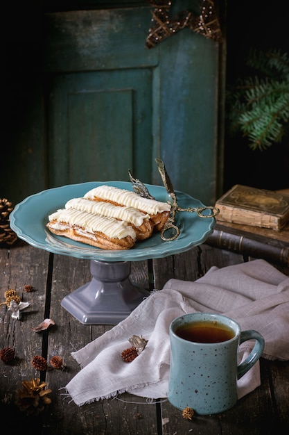 Weihnachtstisch mit eclairs