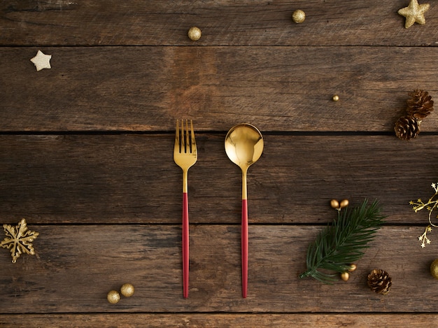 Weihnachtstischgedeck auf Holz