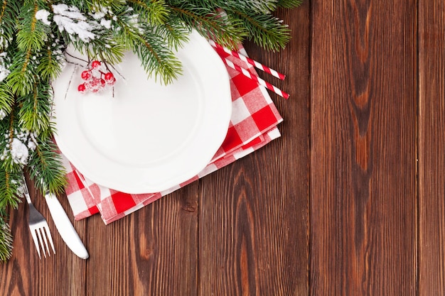 Weihnachtstischgedeckung mit Tannenbaum