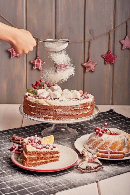 Weihnachtstischschmuck, festlicher Fruchtkuchen mit Bonbons auf dem Tisch