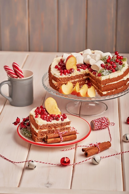 Weihnachtstischschmuck, mit festlichem Fruchtkuchen und Bonbons auf dem Tisch