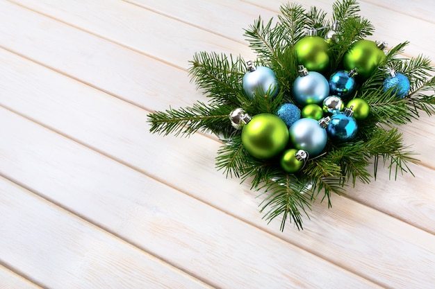 Weihnachtstischschmuck mit hellblauen und grünen Ornamenten