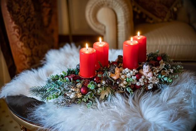 Weihnachtstischzusammensetzung. Schöne Dekoration. Weihnachtsbäume, Kerzen, Sterne, Lichter und elegante Accessoires. Frohe Weihnachten und schöne Feiertage, Vorlage.