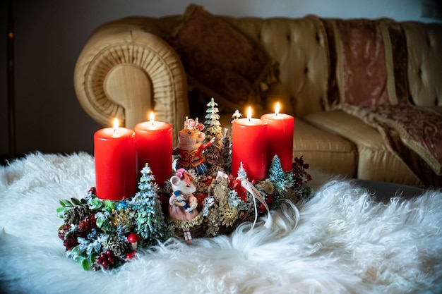 Weihnachtstischzusammensetzung. Schöne Dekoration. Weihnachtsbäume, Kerzen, Sterne, Lichter und elegante Accessoires. Frohe Weihnachten und schöne Feiertage, Vorlage.