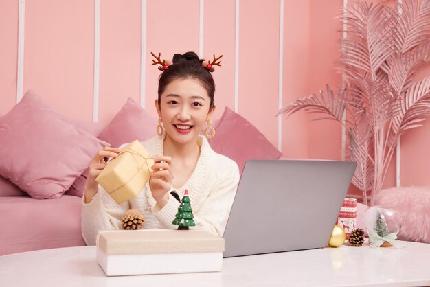 Weihnachtsverkaufskonzept. Schönheit asiatische Frau, die Produktweihnachts-Shopping online zeigt