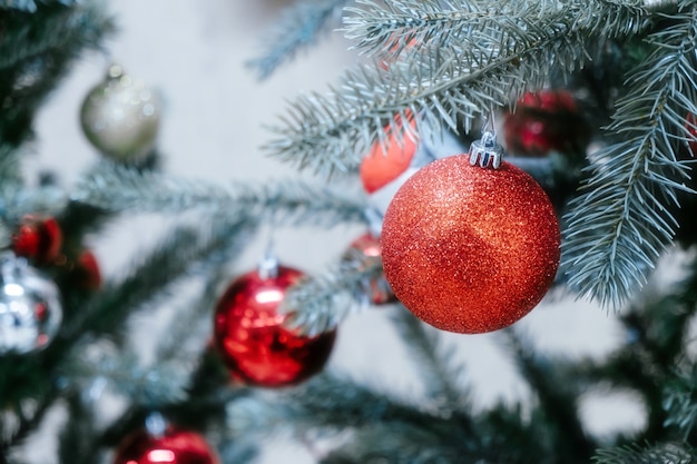Weihnachtsverzierungsball verzieren auf Kieferkopienraum-Unschärfehintergrund für Festival des Weihnachtsneuen Jahres.