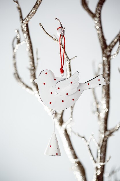 Weihnachtsweinlese Toy Bird auf einer silbernen Niederlassung