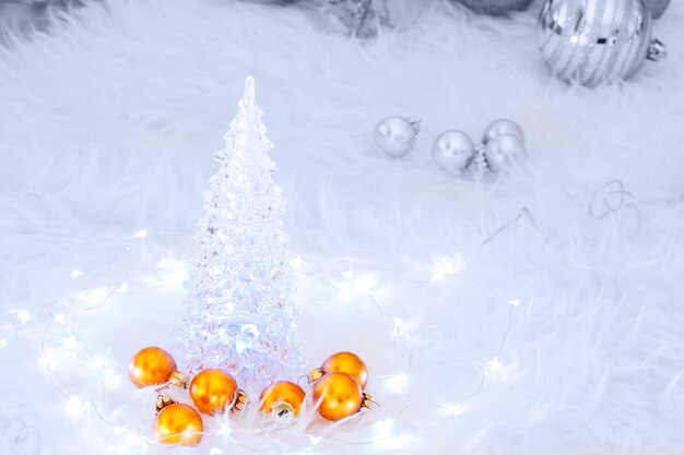 Weihnachtsweißer Baum auf Teppich