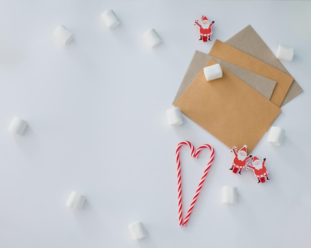 Weihnachtsweißer Hintergrund mit Umschlag Candycane