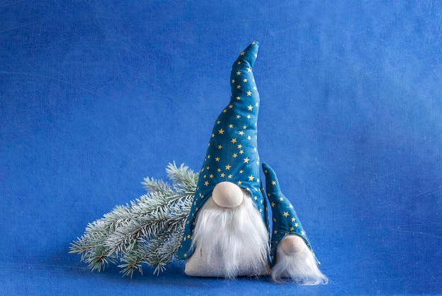 Weihnachtswichtel Gonk trägt einen blauen Hut mit langem Bart. Neujahrs- und Weihnachtsgrußkartendesign
