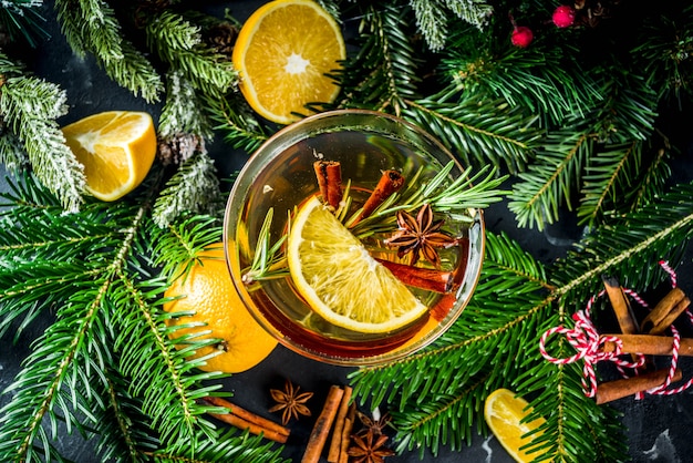 Weihnachtswinteralkoholcocktail julig aperol spritz