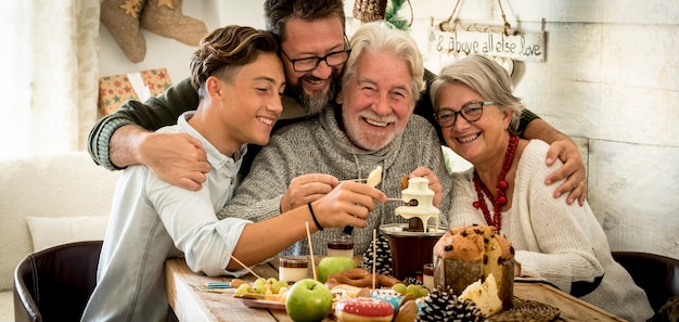 Weihnachtswinterfeierabend und Leute, die feiern