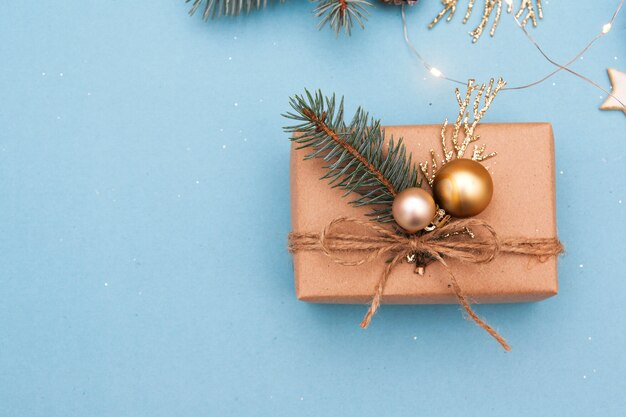 Weihnachtswohnung Komposition mit Tanne und goldenen Zweigen