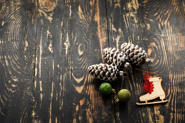 Weihnachtswohnung lag mit Holzschlittschuhen und funkelnden Kugeln