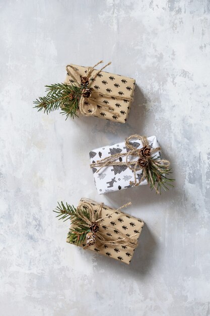 Weihnachtswohnung lag mit Weihnachtsgeschenk auf grauem Steinhintergrund