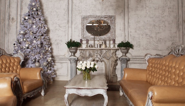 Foto weihnachtswohnzimmer mit baum. blau getönt. schöne ferien.