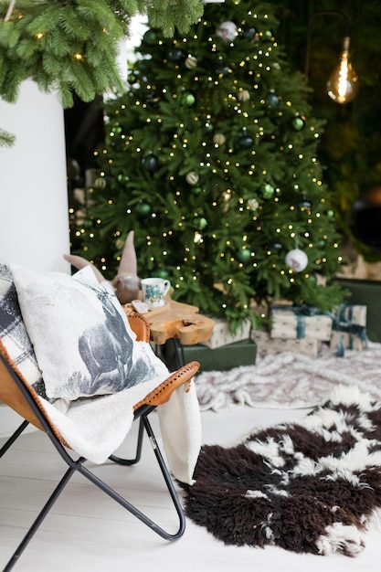 Weihnachtswohnzimmer mit modernem Kamin