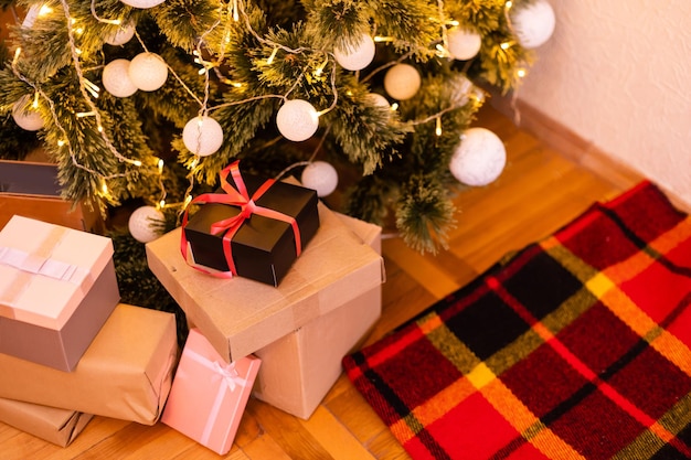 Weihnachtswohnzimmer mit Weihnachtsbaum, Geschenke. Schönes neues Jahr dekoriertes Zuhause