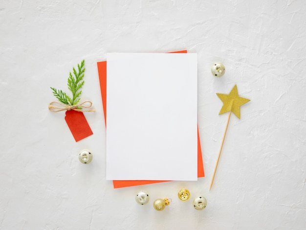 Weihnachtswunschliste oder karten- und weihnachtsdekorationen auf dem weißen hintergrund kopieren raummodell flach