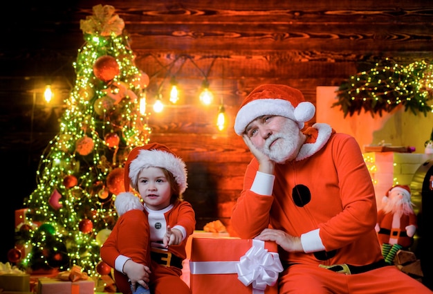 Weihnachtszeit Familienferien Weihnachtsgeschenke Weihnachtsjunge im Weihnachtsmann-Kostüm mit Weihnachtsmann