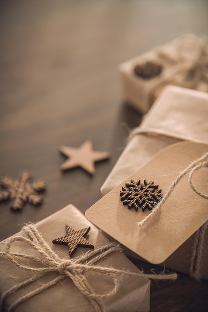 Weihnachtszeit Geschenkboxen mit Holzdekor auf dem rustikalen Tisch