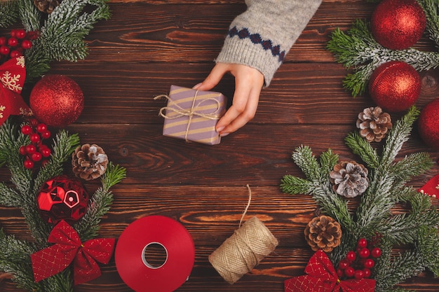 Weihnachtszeit. Prozess des Verpackens von Geschenken für Feiertage