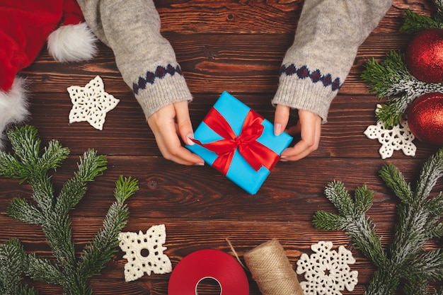 Weihnachtszeit. Prozess des Verpackens von Geschenken für Feiertage