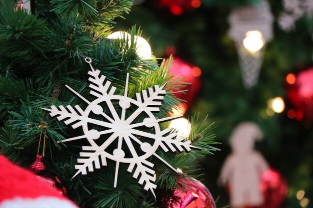 Weihnachtszubehördekoration auf Baumfeier für Weihnachtsfest