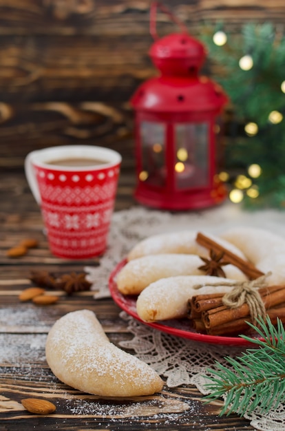 Weihnachtszuckerplätzchen Halbmond mit Puderzucker bestreut. Selektiver Fokus