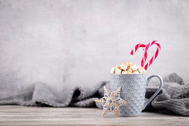 Weihnachtszuckerstange gemütlicher Hintergrund.