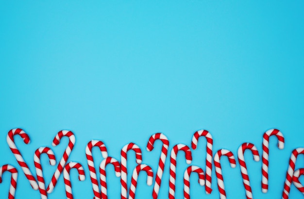 Foto weihnachtszuckerstangen auf pastellblauem hintergrund