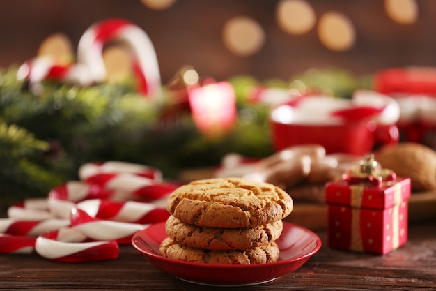 Weihnachtszuckerstangen mit Weihnachtsdekoration auf dem Tisch auf heller Oberfläche