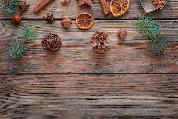 Weihnachtszusammensetzung des natürlichen Dekors auf hölzernem Hintergrund