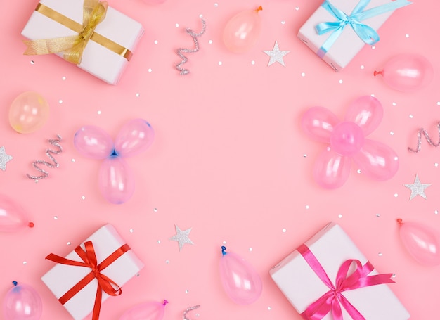 Weihnachtszusammensetzung mit Dekorationen und Geschenkbox mit Bögen und Sternkonfettis