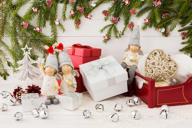 Weihnachtszusammensetzung mit Geschenkboxen, Engel, Weihnachtstannenbaum
