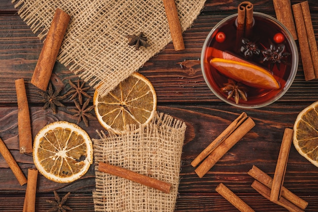 Weihnachtszusammensetzung mit heißem Glühwein in der rustikalen Schale