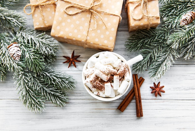 Weihnachtszusammensetzung mit heißer Schokolade und Geschenkboxen