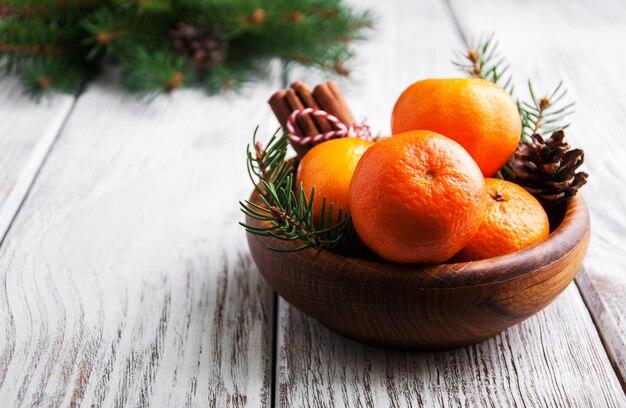 Weihnachtszusammensetzung mit Mandarinen