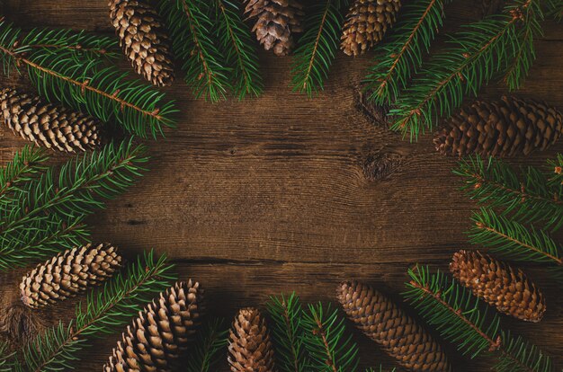 Weihnachtszusammensetzung mit pinecones und Tannenbaumasten