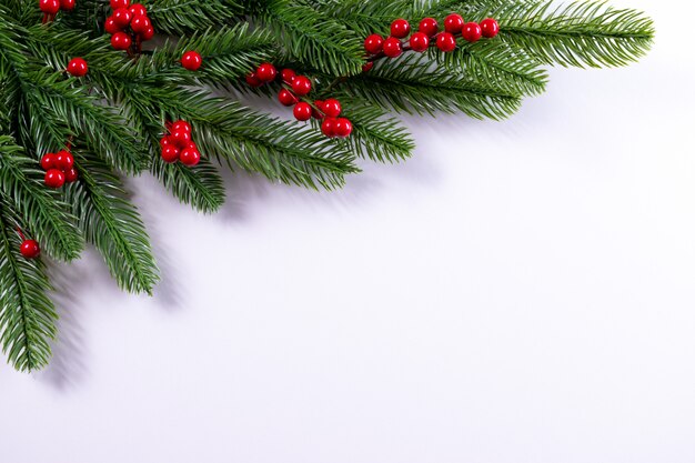 Weihnachtszusammensetzung mit Tannenzweigen und roten Beeren