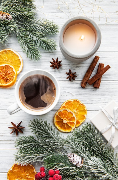 Weihnachtszusammensetzung mit Tasse Kaffee und Dekorationen