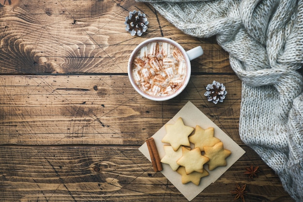 Weihnachtszusammensetzung, Plätzchen der heißen Schokolade, Kiefernzweige, Zimtstangen, Anissterne.